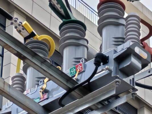 রিলোজারের জন্য ২২০VAC±১০% আউটপুট ভোল্টেজ IP67 জলরোধী অতি-নিম্ন পাওয়ার খরচ (~৬W) পাওয়ার সাপ্লাই ডিভাইস ক্যাপাসিটিভ ভোল্টেজ এক্সট্রাকশন সহ